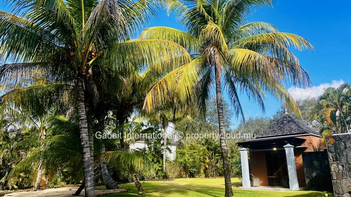 Villa de luxe rénovée à Tamarina – Près d'un hectare de jardin tropical et piscine privée