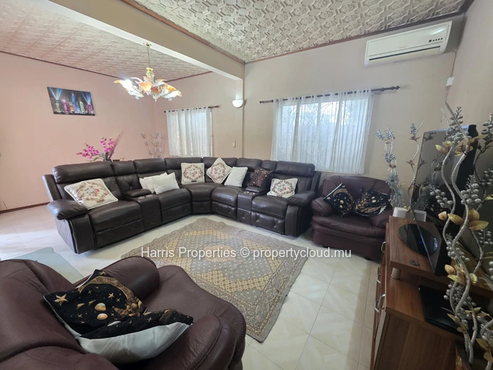 Nice ground floor apartment for rent in Bain Bœuf 