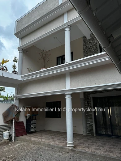 Maison Familiale de 4 Chambres avec Garage et CCTV à Beau Vallon – Rs 4,8M