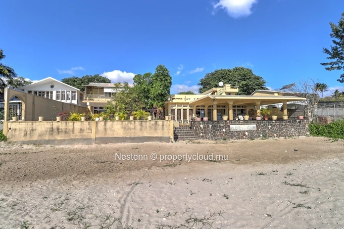 Seafront commercial property 