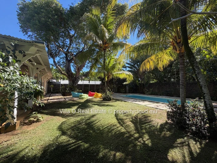 A true marvel, this lovely Creole house with 4 bedrooms, including 2 en-suite, and its vast colonial terrace exudes w...