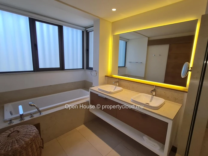 Appartement IRS à vendre à Grand Baie, 198m², 3 chambres en suite, piscine commune, dans domaine avec Golf, accessibl...