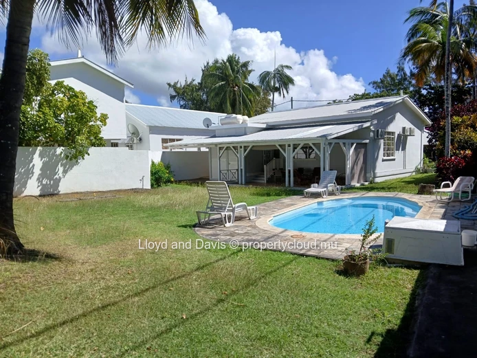 Charming Villa with Independent Cottage Near the Sea