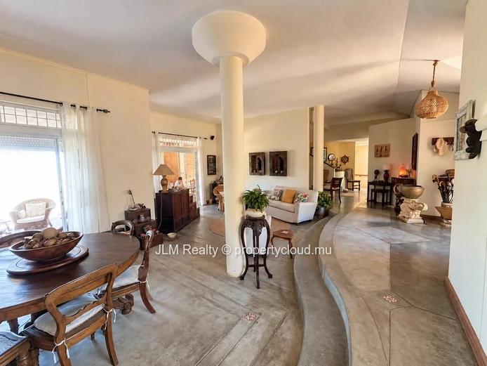 À vendre à Tamarin, Île Maurice : villa avec piscine sur 2 068 m² et vue dégagée sur Le Morne et l’océan