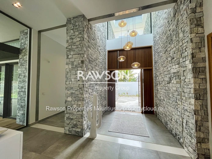4 Bedroom Luxury Villa | Pool & Garden | Péreybère | Accessible To Foreigners | €