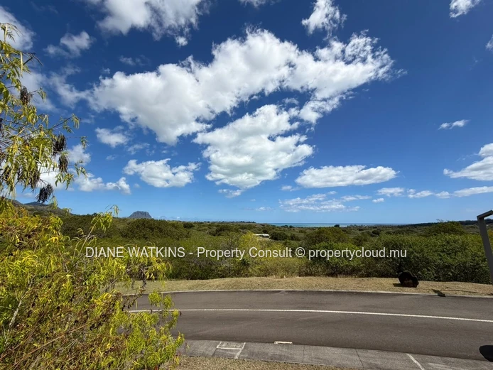 Terrain d’exception à vendre à Petite Rivière Noire – 2 157 m² dans un domaine sécurisé exclusif