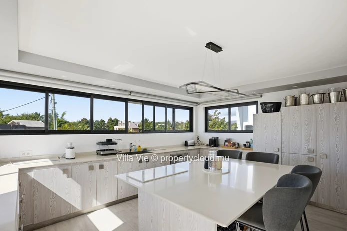 Calodyne - Elegant 4 en-suite bedroom home with swimming pool and garden