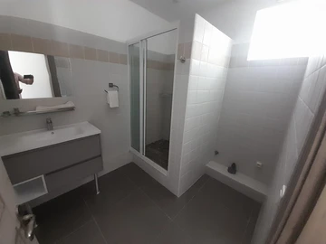 18 Bedroom Hotel