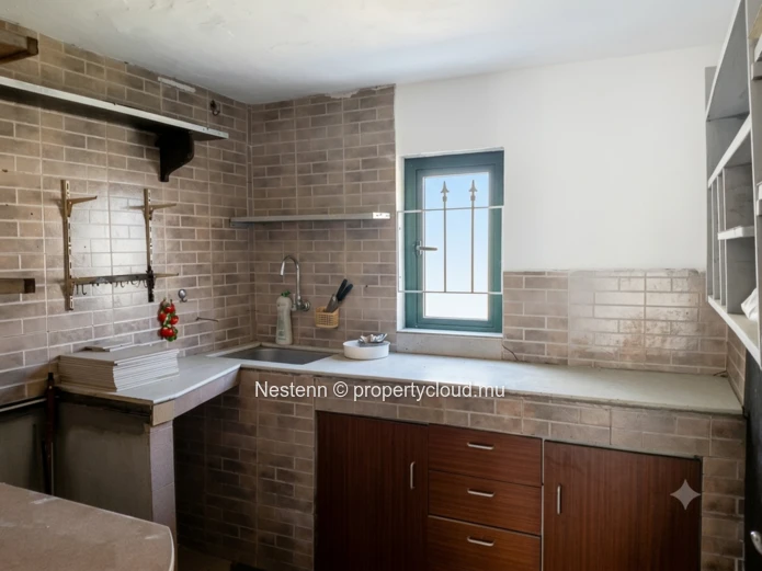 Villa traditionnelle avec 1 chambre, piscine privée, garage et grand jardin. Nécessite des travaux de rénovation. Pro...