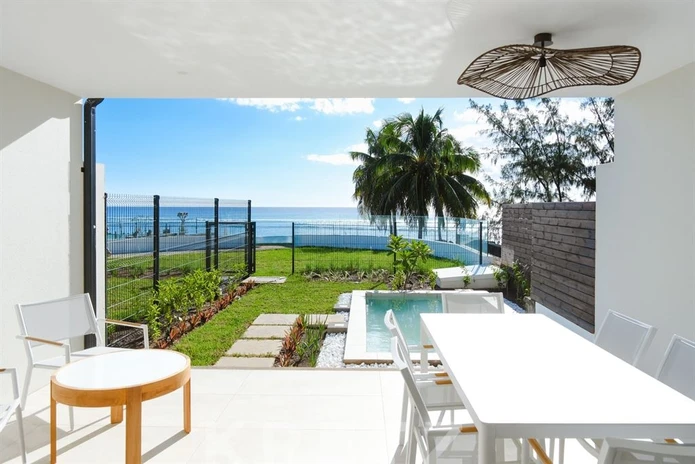 Duplex pieds dans l'eau avec vue panoramique sur le lagon