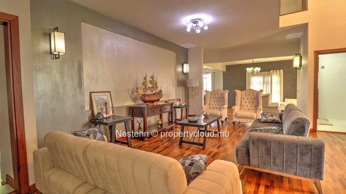 Modern single-storey villa with 6 bedrooms close to amenities.