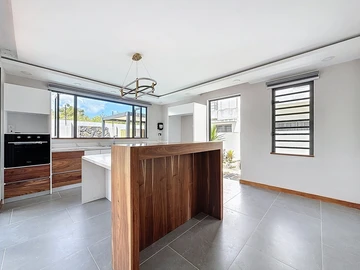 6 Bedroom House