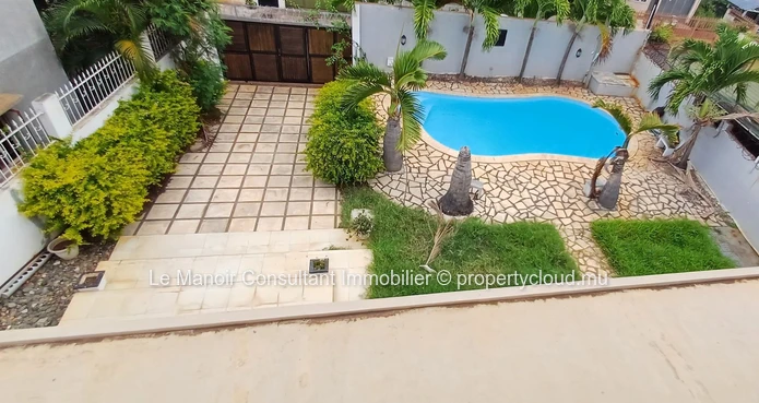 Villa for sale with private swimming pool not far from London supermarket, close to all amenities. 
