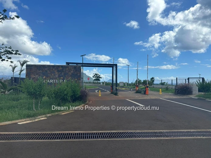 Terrain Residentiel De 725 M2 Entre Montagne & Mer A Flic En Flac – Ile Maurice