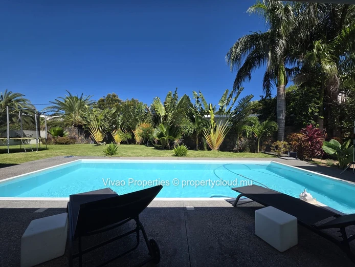 Maison à vendre à Tamarin, 390m², terrain de 1.483m², 4 chambres en suite, piscine privée, vue montagne, proche commo...