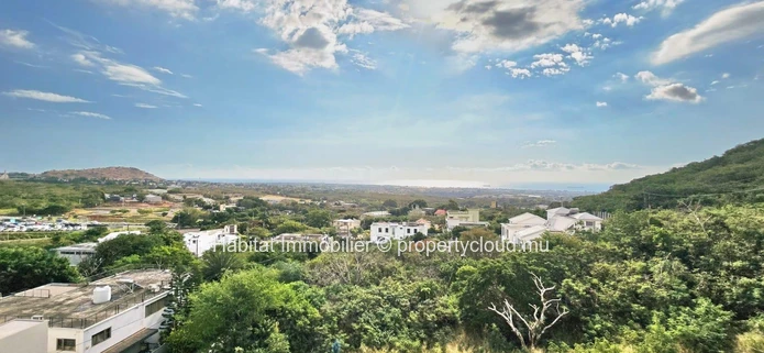 Residential complex 552 m², comprising 6 apartments, is ideally located in Sorèze