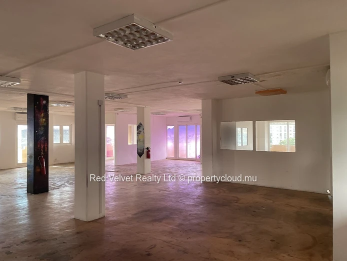 Large 4,000 sqft Office with Wraparound Balcony – Quatre Bornes