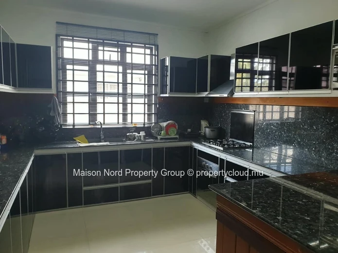 Duplex a Vendre idéalement située a Curepipe