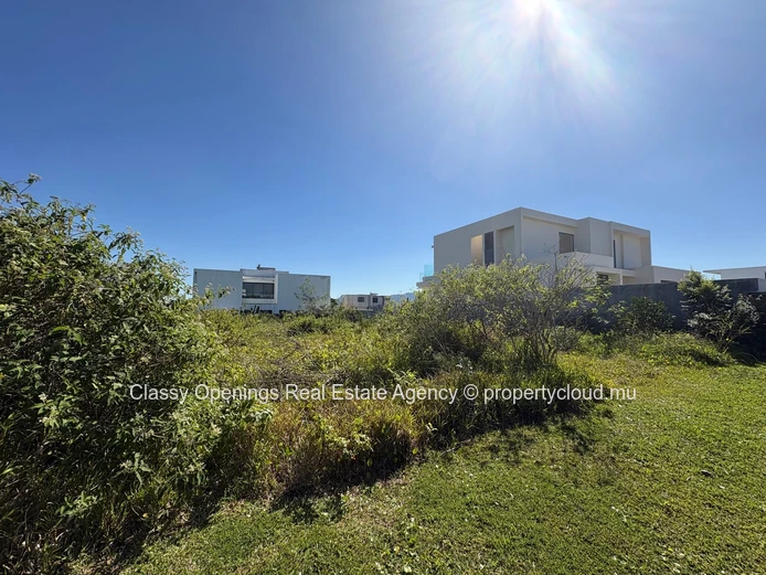 Sunny 576m² Roadside Plot in Highlands - Near Shops & School