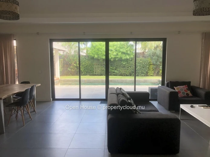 Villa PDS à vendre à Péreybère, 221m² habitables, terrain de 681m², 3 chambres + 1 bureau, piscine privée, 1 garage e...