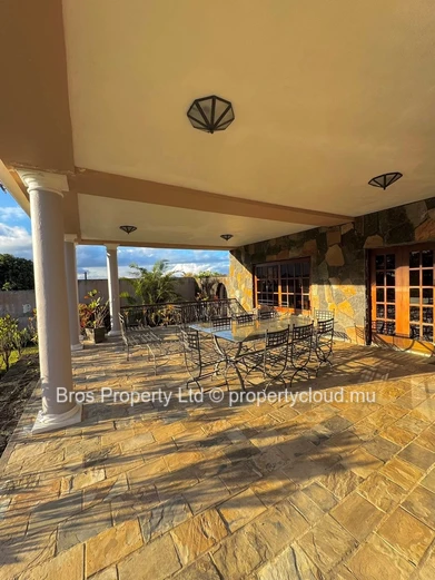 Villa 4 chambres à louer - Floreal, Curepipe | 110 000 roupies par mois | Terrain de 50 perches | 6 000 pieds carrés