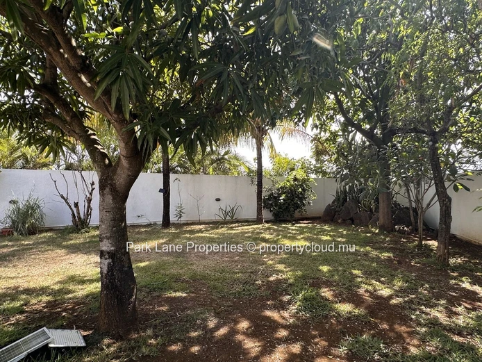 À vendre: Élégante maison familiale avec piscine sur grand terrain à Pereybere