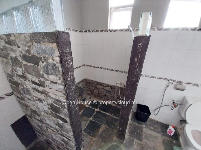Duplex meublé 2 chambres à louer à Mon Choisy avec piscine commune