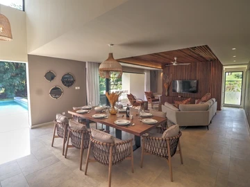 3-bedroom villa with private pool, jacuzzi, sea access, and close to golf