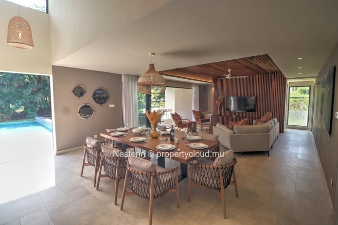 3-bedroom villa with private pool, jacuzzi, sea access, and close to golf