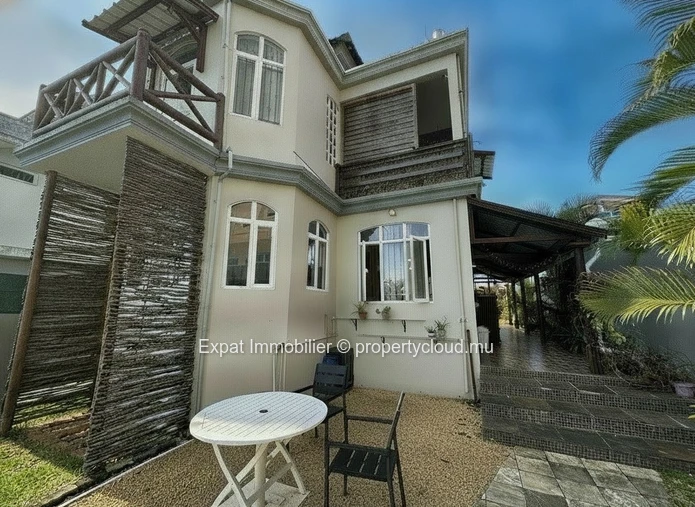 Villa 3 Chambres Avec Piscine, Garage Et Beaux Volumes – Péreybère