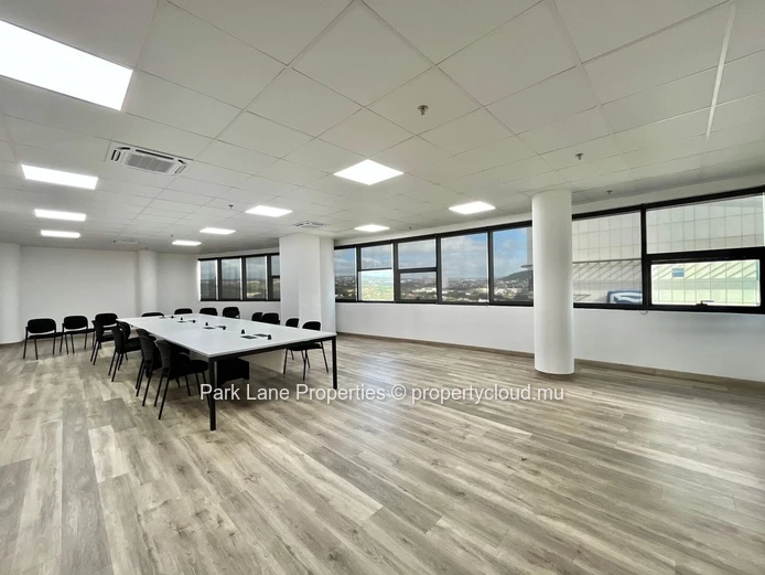 Bureau de 1 011 m² à louer à Ebène