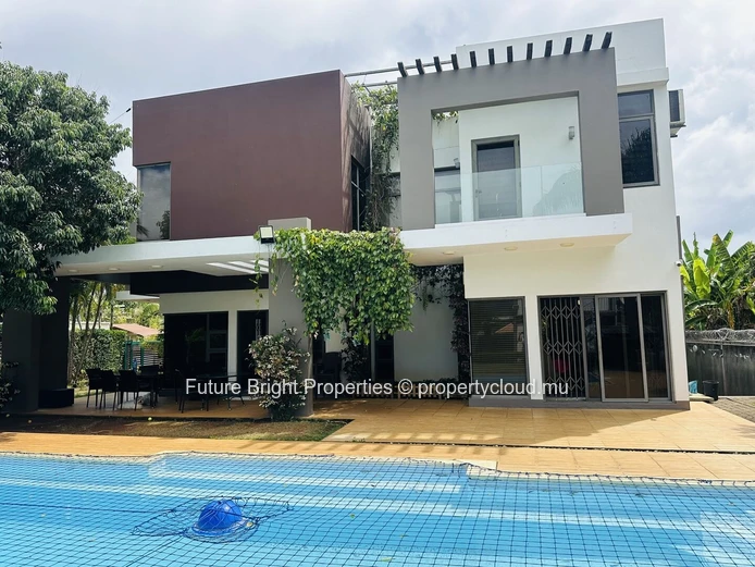 À vendre : Une œuvre contemporaine avec un terrain expansif et un cadre de vie de luxe.