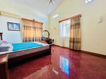 6 Bedroom House