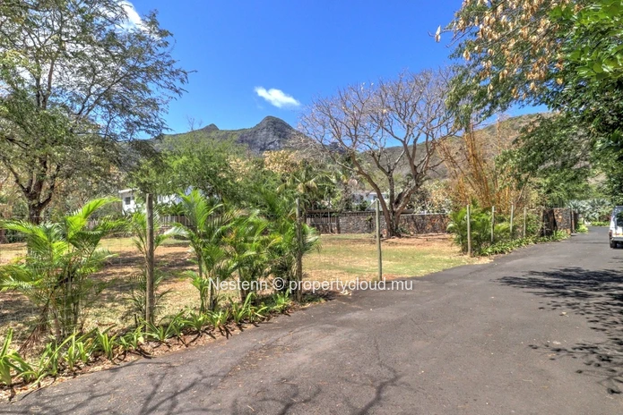 Terrain de 2968 m² dans un domaine privé.