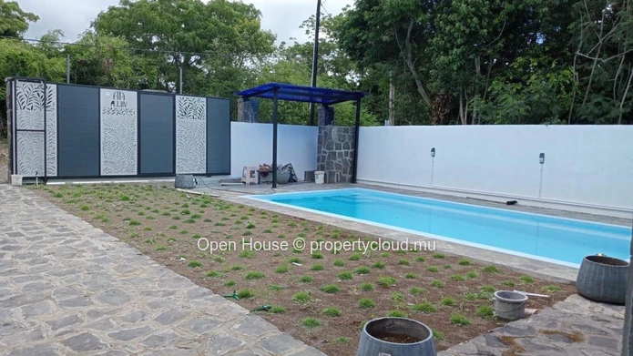 VILLA MAURICIEN NEUVE, à vendre à Calodyne, 210m², 4 chambres, piscine privée, proche de la mer, meublée, Rs.