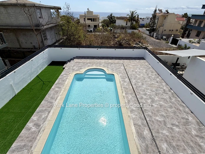 Belle maison contemporaine fraichement rénovée avec piscine