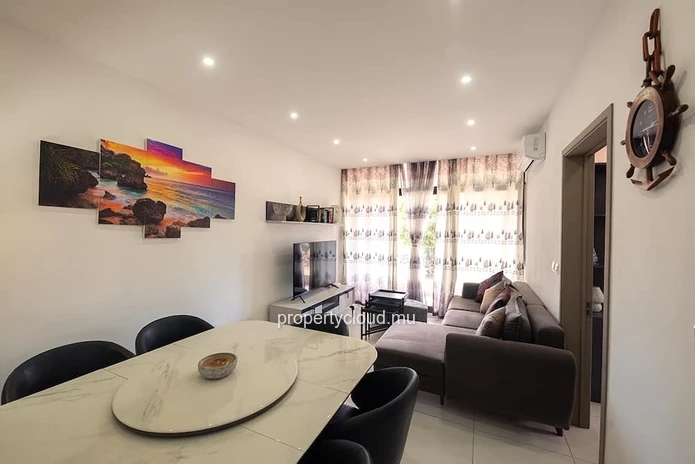 Flic-en-Flac, Mauritius: Magnificent, recently built 2-bedroom apartment with a large terrace, swimming pool, and jus...