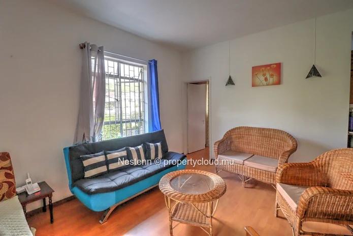 Appartement de 1 chambre situé au deuxième étage dans une résidence sécurisée.