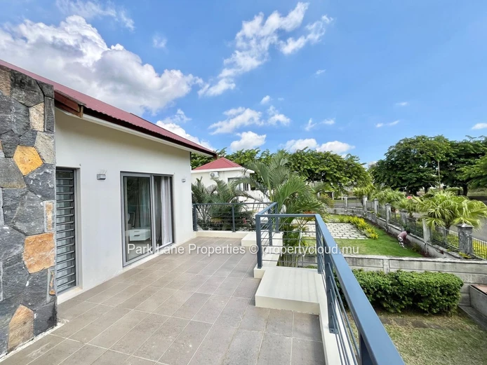 Duplex de type townhouse avec trois chambres, jardin et terrasse à Trianon