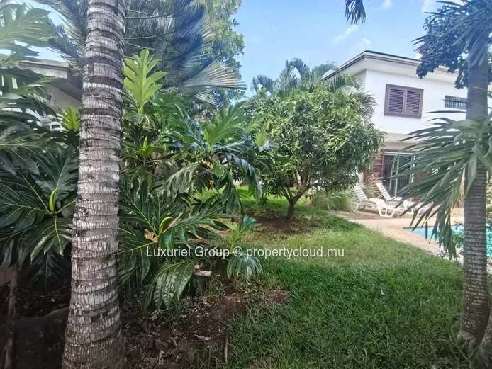 Villa contemporaine à louer – Grand jardin et confort moderne
