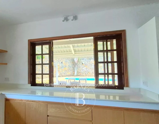 POINTE AUX CANONNIERS – Élégante villa côtière avec piscine et jardin – 4 chambres
