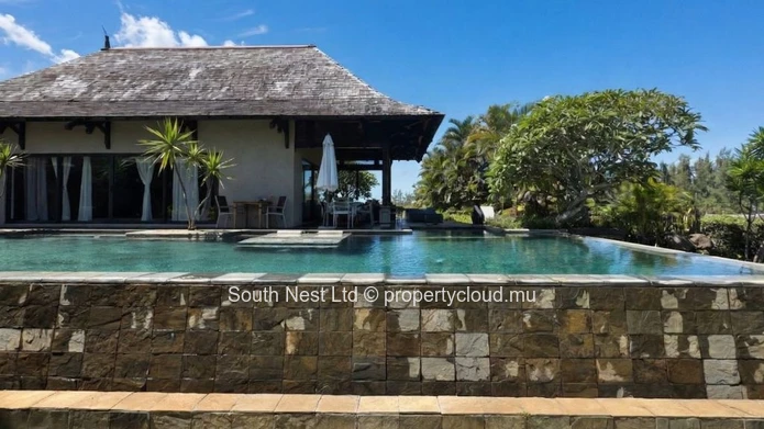 Sea-view villa with beach access