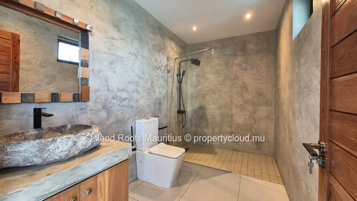 Grande Baie Chemin Vingt Pieds : Maison de 3 Chambres à Vendre - Idéale Famille !