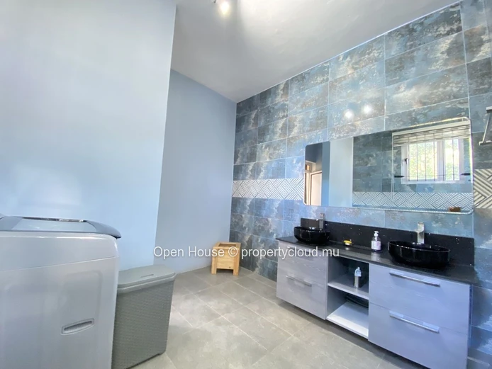Vente Marché local - belle et grande villa lumineuse de 5 chambres entièrement meublée avec piscine privée - Calodyne