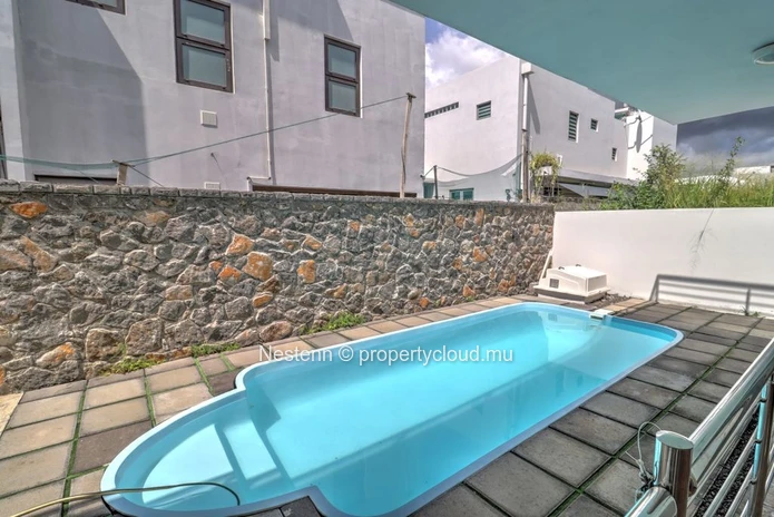 Appartement moderne de 2 chambres avec salle de bains privative et piscine