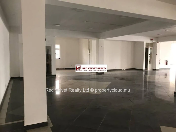 Espace de bureaux de 380 m² à louer à Quatre Bornes | Emplacement stratégique pour votre entreprise