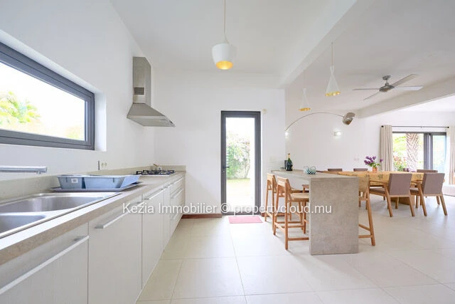 Contemporary Villa With Swimming Pool Just Minutes From The Beach 