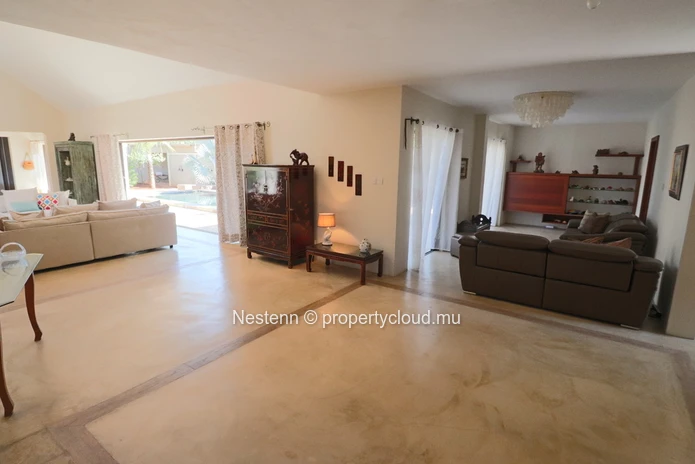 Residential estate with 1 villa and 4 bungalows - With license. 
