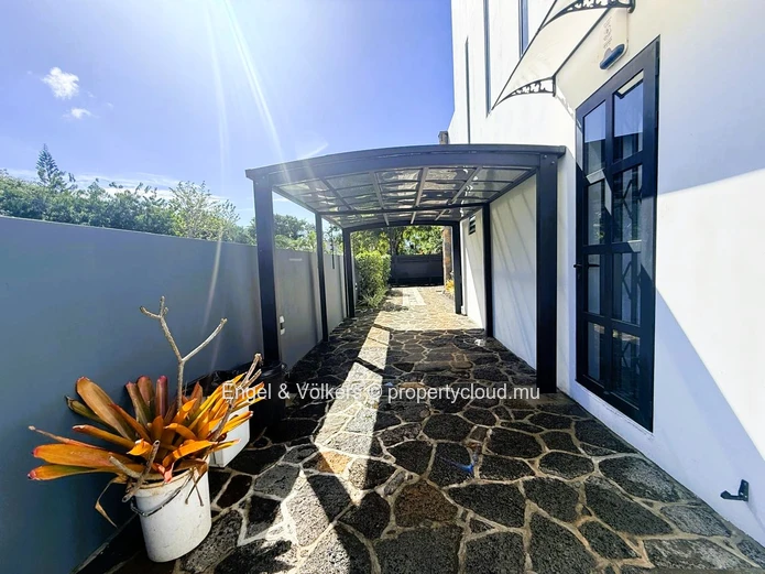 Luxury, Privacy and Comfort Villa in the Heart of Calodyne for Rent  Property Description