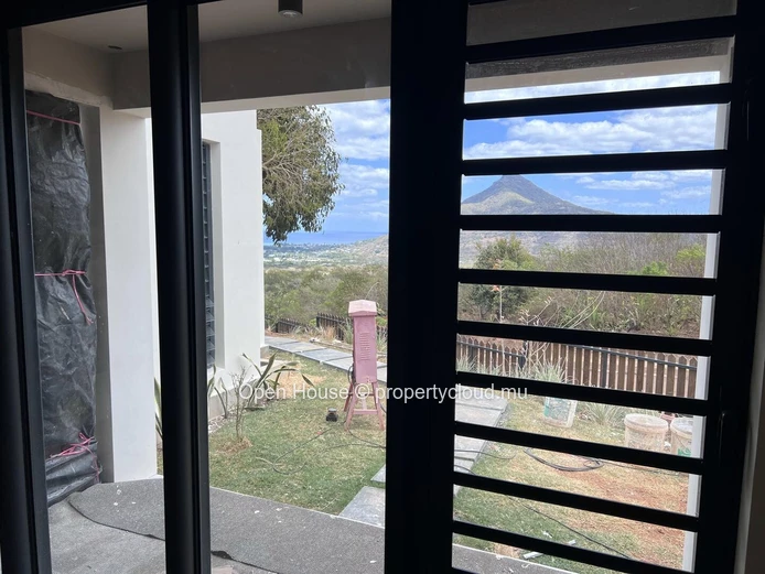 New high standing PDS villa for sale, 4 bedrooms, pool, sea view, furnished, air-conditioned.